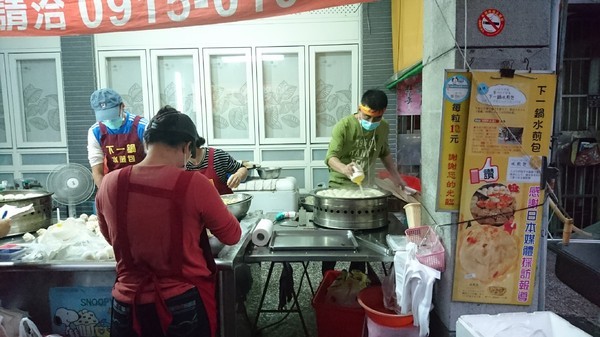 下一鍋水煎包：高雄鹽埕~下一鍋水煎包~在地銅板小吃~排隊美食~飄香40年老店~