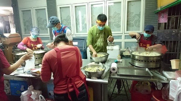 下一鍋水煎包：高雄鹽埕~下一鍋水煎包~在地銅板小吃~排隊美食~飄香40年老店~