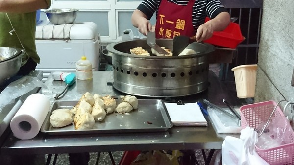 下一鍋水煎包：高雄鹽埕~下一鍋水煎包~在地銅板小吃~排隊美食~飄香40年老店~