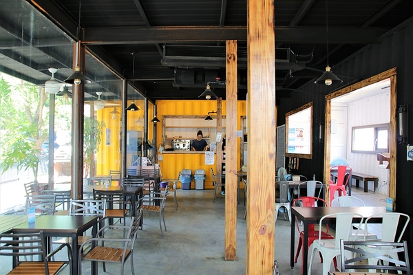 Boss Dog 逗狗樂園：【台中市景點】Boss Dog博斯逗狗樂園~巨大汪星人、寵物水管屋、貨櫃屋餐廳、戲水池、狗狗專屬菜單