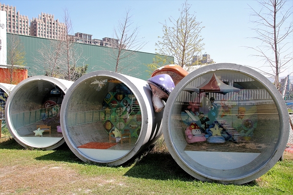 Boss Dog 逗狗樂園：【台中市景點】Boss Dog博斯逗狗樂園~巨大汪星人、寵物水管屋、貨櫃屋餐廳、戲水池、狗狗專屬菜單