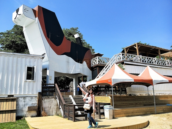 Boss Dog 逗狗樂園：【台中市景點】Boss Dog博斯逗狗樂園~巨大汪星人、寵物水管屋、貨櫃屋餐廳、戲水池、狗狗專屬菜單