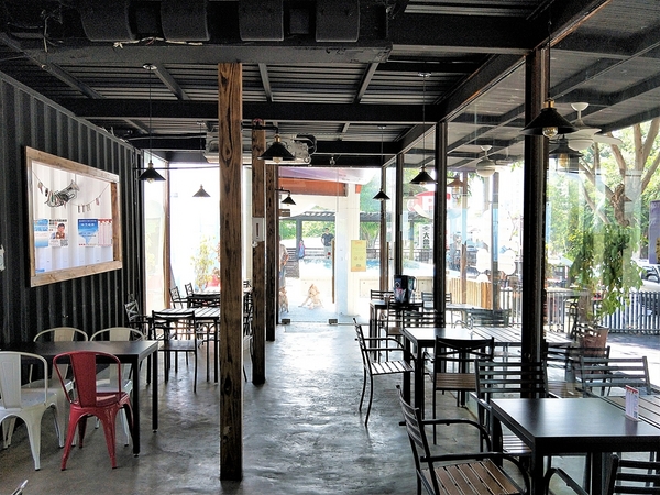 Boss Dog 逗狗樂園：【台中市景點】Boss Dog博斯逗狗樂園~巨大汪星人、寵物水管屋、貨櫃屋餐廳、戲水池、狗狗專屬菜單