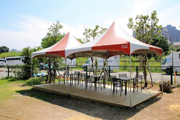 Boss Dog 逗狗樂園：【台中市景點】Boss Dog博斯逗狗樂園~巨大汪星人、寵物水管屋、貨櫃屋餐廳、戲水池、狗狗專屬菜單