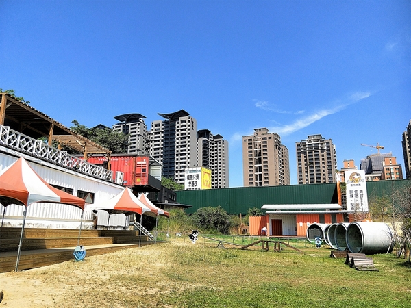 Boss Dog 逗狗樂園：【台中市景點】Boss Dog博斯逗狗樂園~巨大汪星人、寵物水管屋、貨櫃屋餐廳、戲水池、狗狗專屬菜單