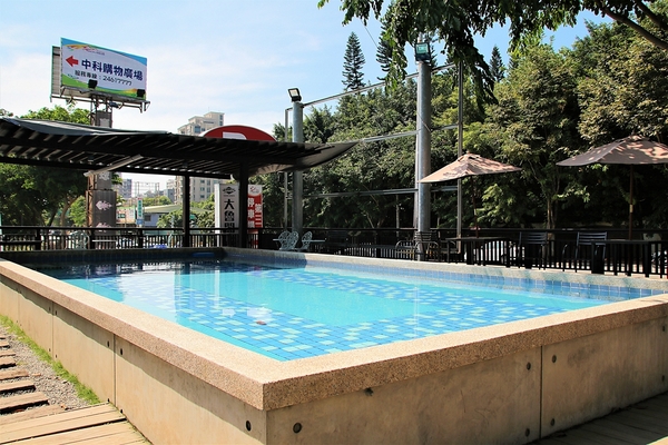 Boss Dog 逗狗樂園：【台中市景點】Boss Dog博斯逗狗樂園~巨大汪星人、寵物水管屋、貨櫃屋餐廳、戲水池、狗狗專屬菜單