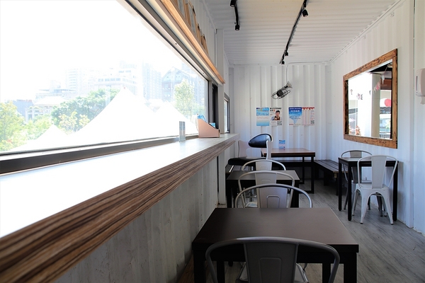 Boss Dog 逗狗樂園：【台中市景點】Boss Dog博斯逗狗樂園~巨大汪星人、寵物水管屋、貨櫃屋餐廳、戲水池、狗狗專屬菜單