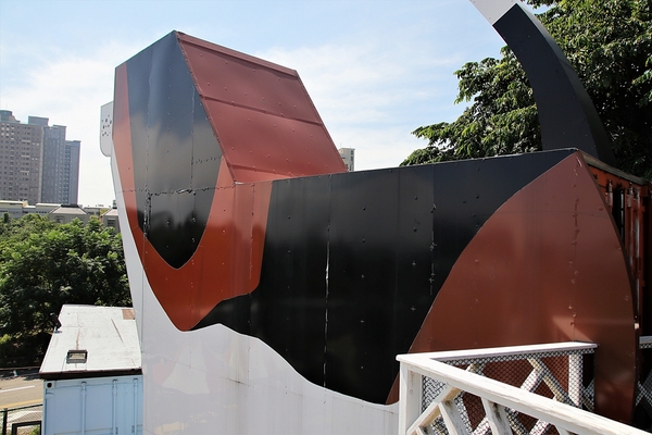 Boss Dog 逗狗樂園：【台中市景點】Boss Dog博斯逗狗樂園~巨大汪星人、寵物水管屋、貨櫃屋餐廳、戲水池、狗狗專屬菜單