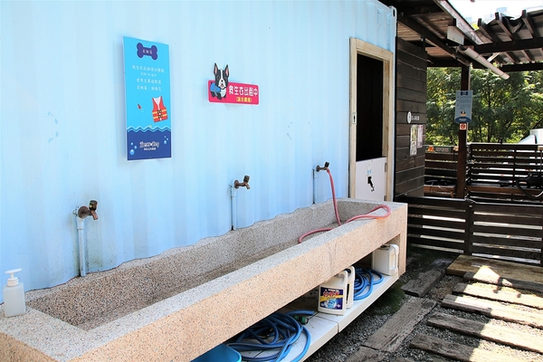 Boss Dog 逗狗樂園：【台中市景點】Boss Dog博斯逗狗樂園~巨大汪星人、寵物水管屋、貨櫃屋餐廳、戲水池、狗狗專屬菜單