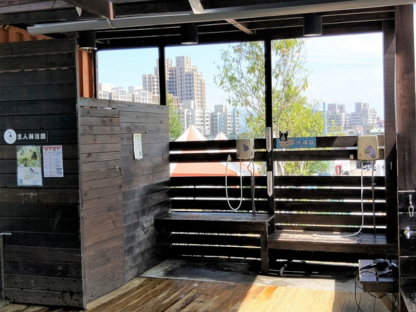 Boss Dog 逗狗樂園：【台中市景點】Boss Dog博斯逗狗樂園~巨大汪星人、寵物水管屋、貨櫃屋餐廳、戲水池、狗狗專屬菜單