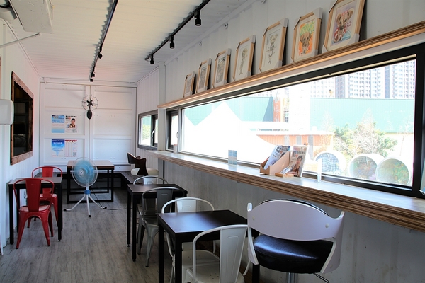 Boss Dog 逗狗樂園：【台中市景點】Boss Dog博斯逗狗樂園~巨大汪星人、寵物水管屋、貨櫃屋餐廳、戲水池、狗狗專屬菜單