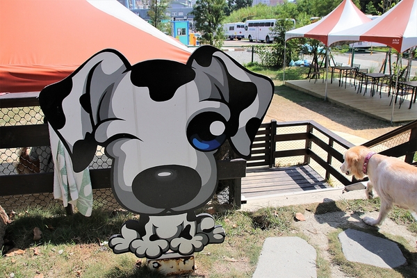 Boss Dog 逗狗樂園：【台中市景點】Boss Dog博斯逗狗樂園~巨大汪星人、寵物水管屋、貨櫃屋餐廳、戲水池、狗狗專屬菜單