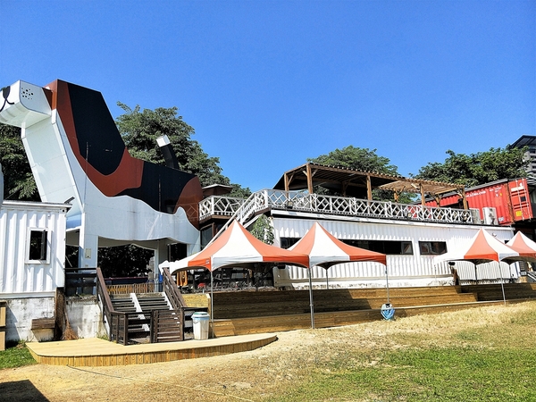 Boss Dog 逗狗樂園：【台中市景點】Boss Dog博斯逗狗樂園~巨大汪星人、寵物水管屋、貨櫃屋餐廳、戲水池、狗狗專屬菜單