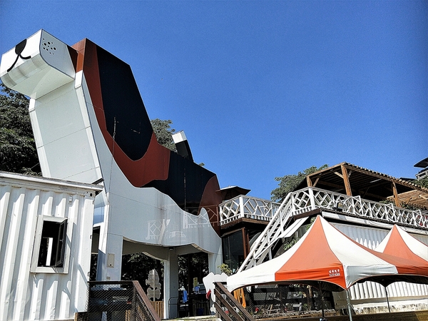 Boss Dog 逗狗樂園：【台中市景點】Boss Dog博斯逗狗樂園~巨大汪星人、寵物水管屋、貨櫃屋餐廳、戲水池、狗狗專屬菜單