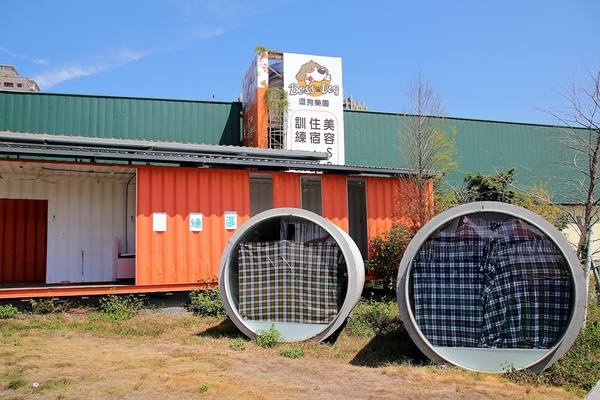 Boss Dog 逗狗樂園：【台中市景點】Boss Dog博斯逗狗樂園~巨大汪星人、寵物水管屋、貨櫃屋餐廳、戲水池、狗狗專屬菜單