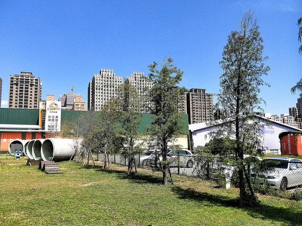 Boss Dog 逗狗樂園：【台中市景點】Boss Dog博斯逗狗樂園~巨大汪星人、寵物水管屋、貨櫃屋餐廳、戲水池、狗狗專屬菜單