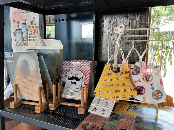 Boss Dog 逗狗樂園：【台中市景點】Boss Dog博斯逗狗樂園~巨大汪星人、寵物水管屋、貨櫃屋餐廳、戲水池、狗狗專屬菜單