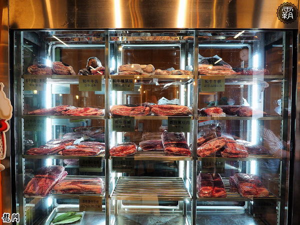 龍門 馬場洞韓牛專賣店： 龍門燒肉，韓風貨櫃屋裝潢，全新男子漢套餐霸氣上桌~