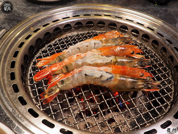 龍門 馬場洞韓牛專賣店： 龍門燒肉，韓風貨櫃屋裝潢，全新男子漢套餐霸氣上桌~