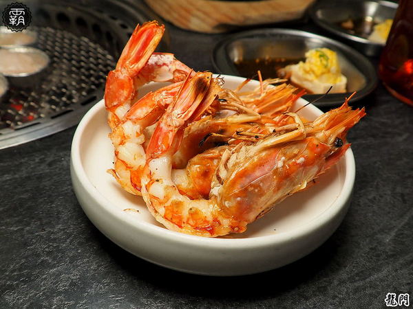 龍門 馬場洞韓牛專賣店： 龍門燒肉，韓風貨櫃屋裝潢，全新男子漢套餐霸氣上桌~