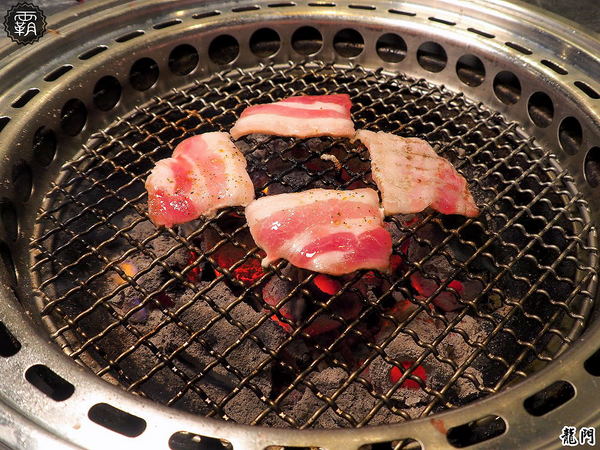 龍門 馬場洞韓牛專賣店： 龍門燒肉，韓風貨櫃屋裝潢，全新男子漢套餐霸氣上桌~