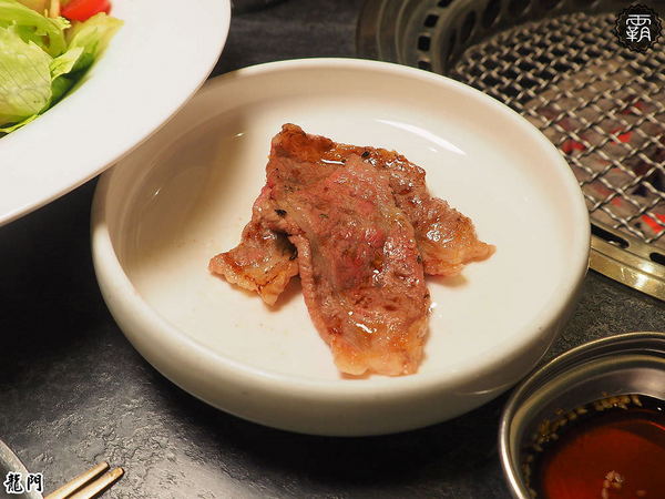 龍門 馬場洞韓牛專賣店： 龍門燒肉，韓風貨櫃屋裝潢，全新男子漢套餐霸氣上桌~