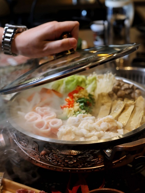 【台中食記】福岡名產牛腸鍋『龍門燒肉』吃得到，感謝祭套餐加價購399，還有你沒喝過的生蠔氣泡香檳！