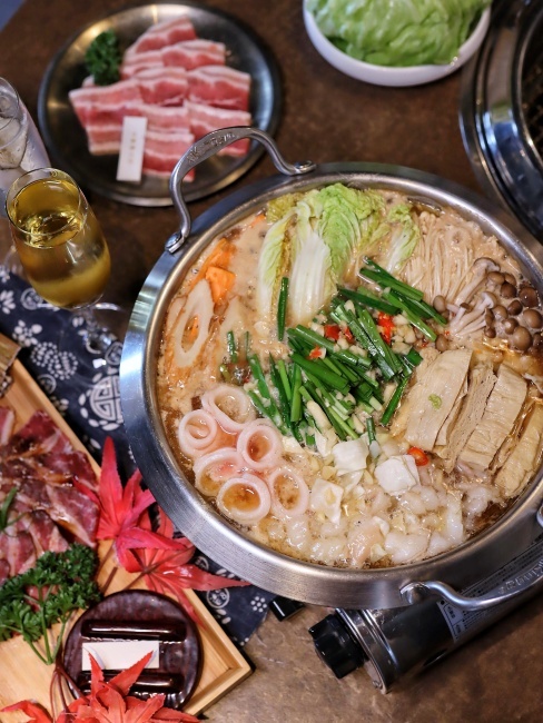 【台中食記】福岡名產牛腸鍋『龍門燒肉』吃得到，感謝祭套餐加價購399，還有你沒喝過的生蠔氣泡香檳！