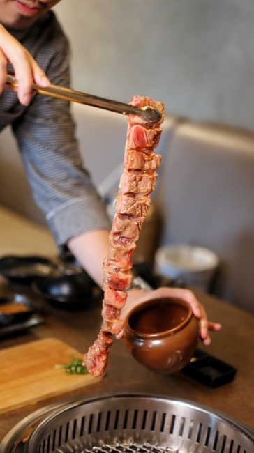 【台中食記】福岡名產牛腸鍋『龍門燒肉』吃得到，感謝祭套餐加價購399，還有你沒喝過的生蠔氣泡香檳！