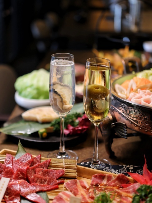 【台中食記】福岡名產牛腸鍋『龍門燒肉』吃得到，感謝祭套餐加價購399，還有你沒喝過的生蠔氣泡香檳！