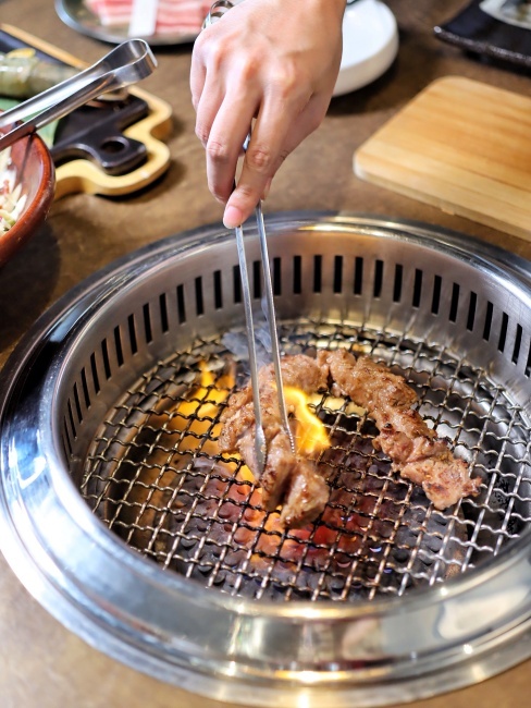 【台中食記】福岡名產牛腸鍋『龍門燒肉』吃得到，感謝祭套餐加價購399，還有你沒喝過的生蠔氣泡香檳！