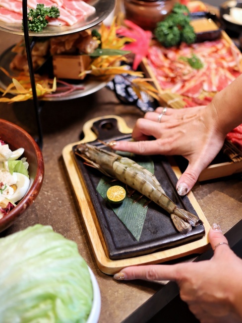 【台中食記】福岡名產牛腸鍋『龍門燒肉』吃得到，感謝祭套餐加價購399，還有你沒喝過的生蠔氣泡香檳！