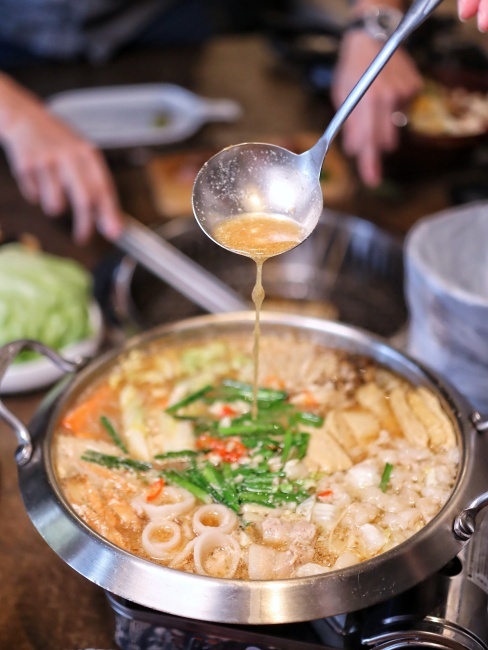 【台中食記】福岡名產牛腸鍋『龍門燒肉』吃得到，感謝祭套餐加價購399，還有你沒喝過的生蠔氣泡香檳！