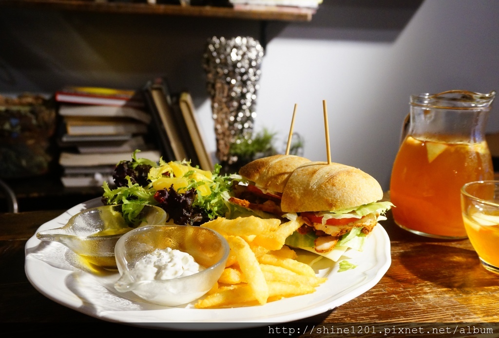 新店大坪林站美食 下午茶 披薩斜塔