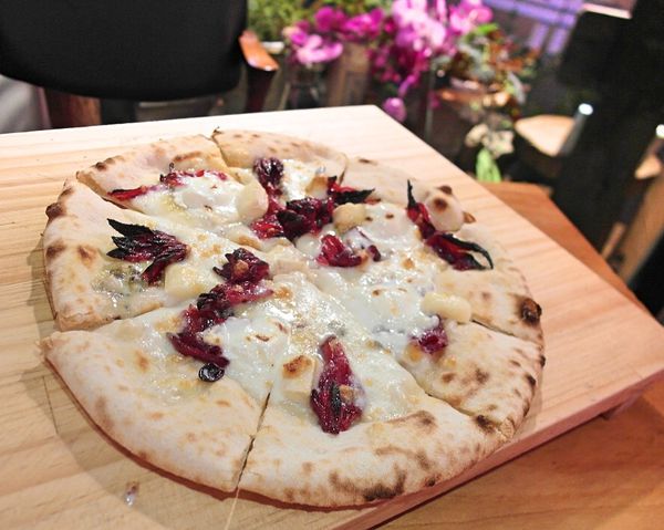 披薩斜塔：❤️美食❤️【新北。新店】披薩斜塔 ★超特色洛神花披薩/普羅旺斯小牛胸/愛評體驗團