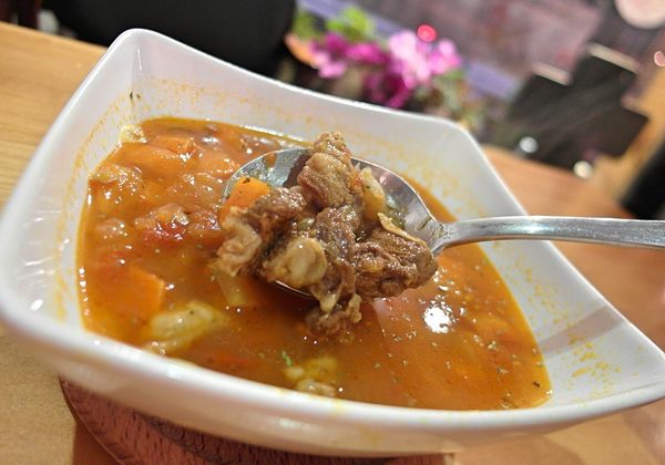 披薩斜塔：❤️美食❤️【新北。新店】披薩斜塔 ★超特色洛神花披薩/普羅旺斯小牛胸/愛評體驗團