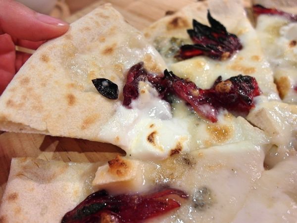 披薩斜塔：❤️美食❤️【新北。新店】披薩斜塔 ★超特色洛神花披薩/普羅旺斯小牛胸/愛評體驗團