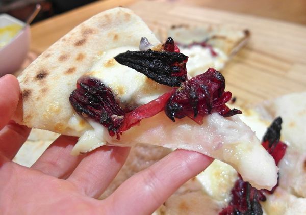 披薩斜塔：❤️美食❤️【新北。新店】披薩斜塔 ★超特色洛神花披薩/普羅旺斯小牛胸/愛評體驗團