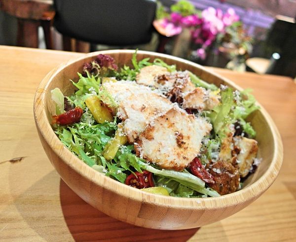 披薩斜塔：❤️美食❤️【新北。新店】披薩斜塔 ★超特色洛神花披薩/普羅旺斯小牛胸/愛評體驗團