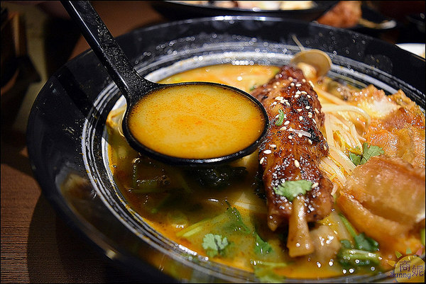 大間町丼 和食屋(精誠店)：台中平價好吃宵夜。大間町。夜貓子最愛異國風味拉麵。主菜湯底自由配通通100多就能品嘗比居酒屋平價許多。推薦麻辣、泰式、叻沙湯底好過癮!