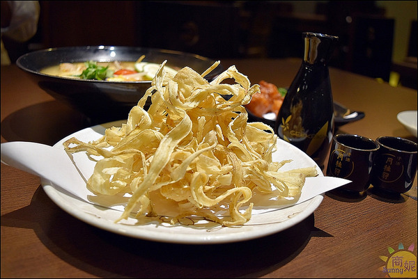 大間町丼 和食屋(精誠店)：台中平價好吃宵夜。大間町。夜貓子最愛異國風味拉麵。主菜湯底自由配通通100多就能品嘗比居酒屋平價許多。推薦麻辣、泰式、叻沙湯底好過癮!