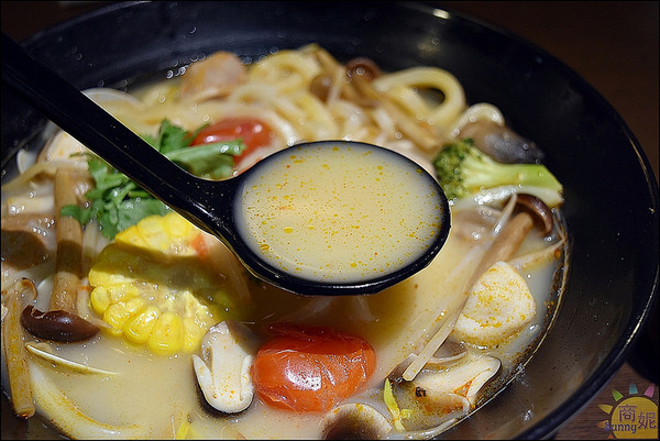 大間町丼 和食屋(精誠店)：台中平價好吃宵夜。大間町。夜貓子最愛異國風味拉麵。主菜湯底自由配通通100多就能品嘗比居酒屋平價許多。推薦麻辣、泰式、叻沙湯底好過癮!