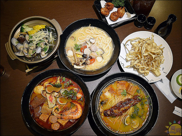 大間町丼 和食屋(精誠店)：台中平價好吃宵夜。大間町。夜貓子最愛異國風味拉麵。主菜湯底自由配通通100多就能品嘗比居酒屋平價許多。推薦麻辣、泰式、叻沙湯底好過癮!