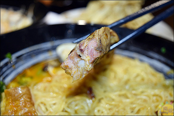 大間町丼 和食屋(精誠店):台中平價好吃宵夜。大間町。夜貓子最愛異國風味拉麵。主菜湯底自由配通通100多就能品嘗比居酒屋平價許多。推薦麻辣、泰式、叻沙湯底好過癮!