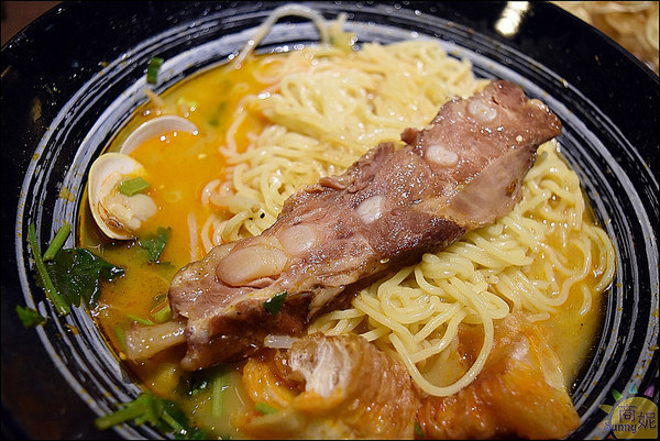 大間町丼 和食屋(精誠店)：台中平價好吃宵夜。大間町。夜貓子最愛異國風味拉麵。主菜湯底自由配通通100多就能品嘗比居酒屋平價許多。推薦麻辣、泰式、叻沙湯底好過癮!