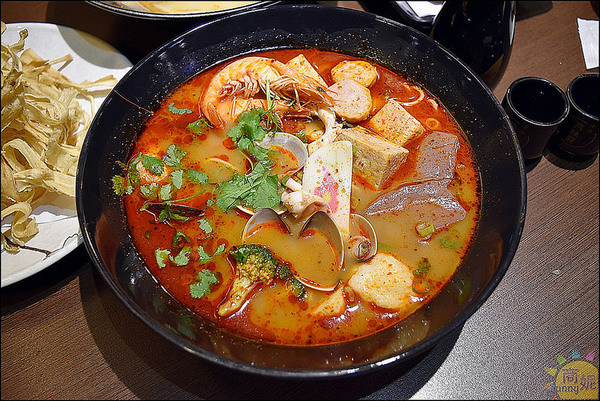 大間町丼 和食屋(精誠店)：台中平價好吃宵夜。大間町。夜貓子最愛異國風味拉麵。主菜湯底自由配通通100多就能品嘗比居酒屋平價許多。推薦麻辣、泰式、叻沙湯底好過癮!