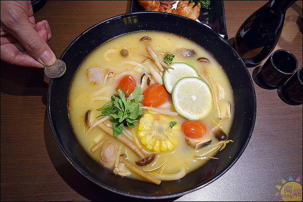 大間町丼 和食屋(精誠店)：台中平價好吃宵夜。大間町。夜貓子最愛異國風味拉麵。主菜湯底自由配通通100多就能品嘗比居酒屋平價許多。推薦麻辣、泰式、叻沙湯底好過癮!