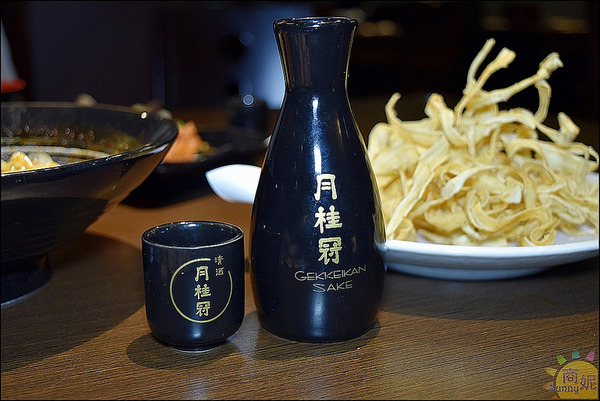 大間町丼 和食屋(精誠店):台中平價好吃宵夜。大間町。夜貓子最愛異國風味拉麵。主菜湯底自由配通通100多就能品嘗比居酒屋平價許多。推薦麻辣、泰式、叻沙湯底好過癮!