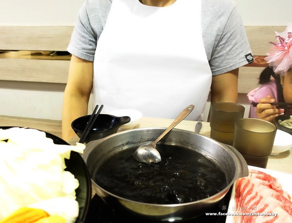 鍋太炫：【捷運美食】鍋太炫鍋物-永吉店 肉慾橫流M9雪花和牛/24公分超大澳州國王蝦 闇陰陽！這鍋太炫～近五分舖/後山埤站