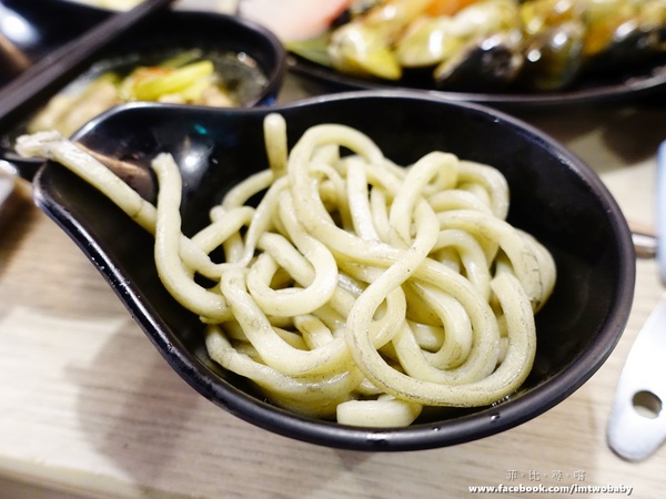 鍋太炫：【捷運美食】鍋太炫鍋物-永吉店 肉慾橫流M9雪花和牛/24公分超大澳州國王蝦 闇陰陽！這鍋太炫～近五分舖/後山埤站